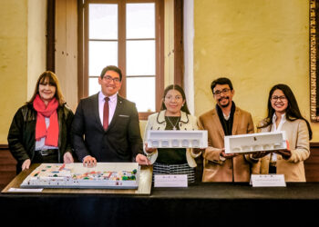 Investigadores de la San Pablo: Fernando Cuzziramos, Amparo Chalco, Daniel Herrera y Liz Bernedo junto a la Sra. Lourdes Grupp, representante del Monasterio de Santa Catalina, en la entrega de las dos maquetas desarrolladas mediante un trabajo de investigación que unió la arquitectura, historia y tecnología.