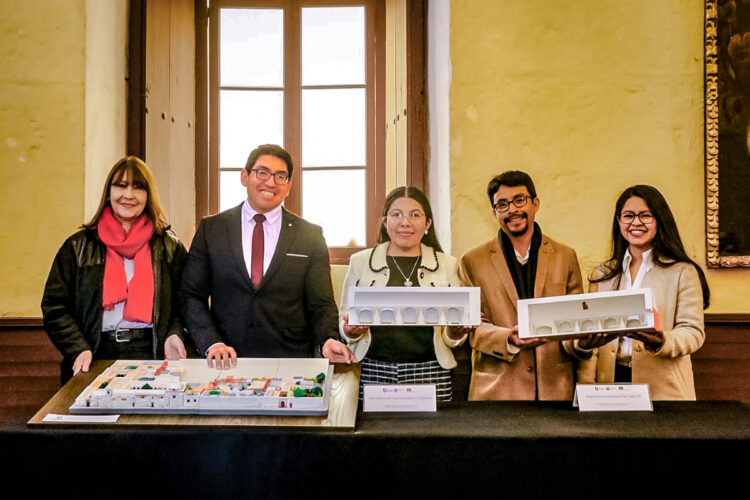 Investigadores de la San Pablo: Fernando Cuzziramos, Amparo Chalco, Daniel Herrera y Liz Bernedo junto a la Sra. Lourdes Grupp, representante del Monasterio de Santa Catalina, en la entrega de las dos maquetas desarrolladas mediante un trabajo de investigación que unió la arquitectura, historia y tecnología.