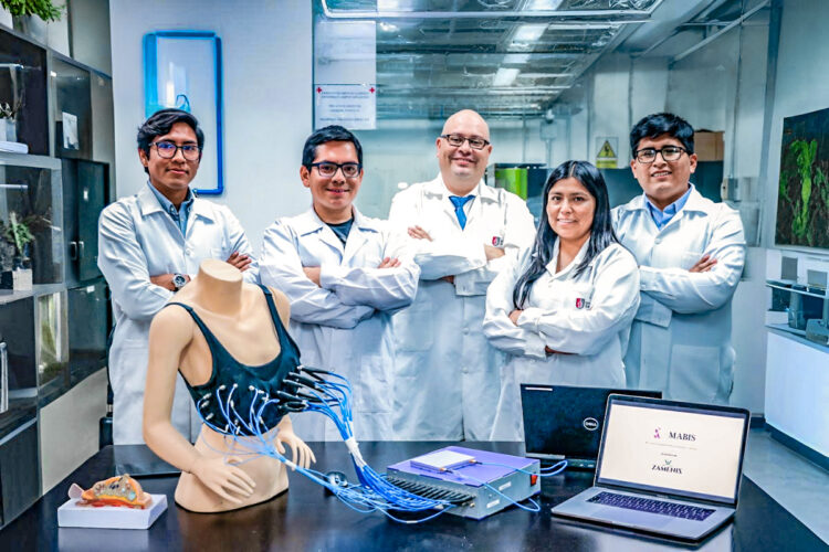 Equipo de investigadores de la Universidad Católica San Pablo que desarrolla proyectos en radiofrecuencia orientados a la detección temprana del cáncer. Lo lidera el Mgtr. Ebert San Román.