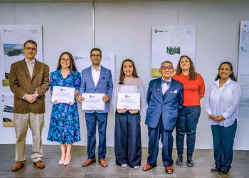 Los ganadores del concurso posan junto a las autoridades de la San Pablo e invitados de la ceremonia.