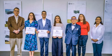 Los ganadores del concurso posan junto a las autoridades de la San Pablo e invitados de la ceremonia.