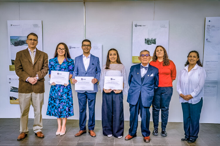 Los ganadores del concurso posan junto a las autoridades de la San Pablo e invitados de la ceremonia.
