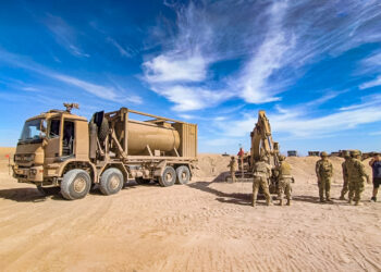 Efectivos del Ejército chileno se encargan de las excavaciones de zanjas en la frontera.