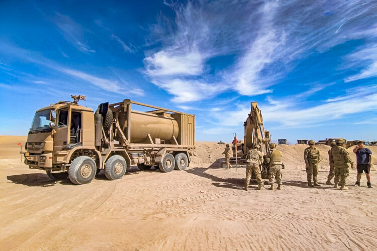 Efectivos del Ejército chileno se encargan de las excavaciones de zanjas en la frontera.