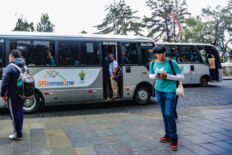 Los usuarios del transporte público son los principales afectados por el incremento del pasaje.