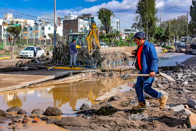 La reducción considerable del cauce de la torrentera Chullo fue un factor determinante en la ocurrencia del desastre.