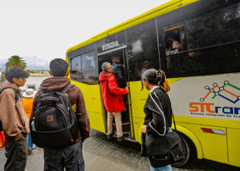 Ante la falta de unidades del SIT, escolares y adultos viajan en condiciones precarias.