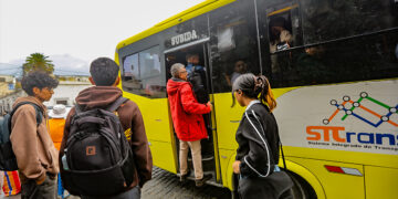Ante la falta de unidades del SIT, escolares y adultos viajan en condiciones precarias.
