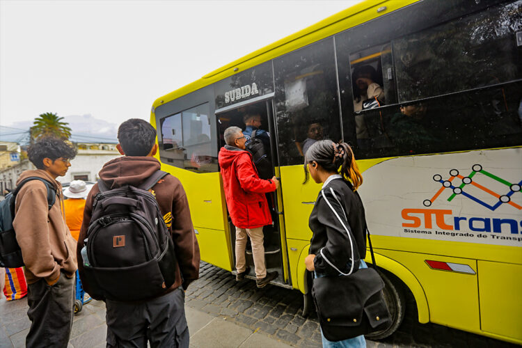 Ante la falta de unidades del SIT, escolares y adultos viajan en condiciones precarias.