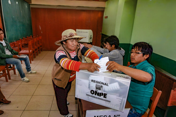 Las encuestas pueden guiar a los políticos y mantener informado al elector.