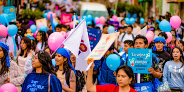 Niños, jóvenes y adultos participan en el tradicional Corso por la Vida y la Familia.