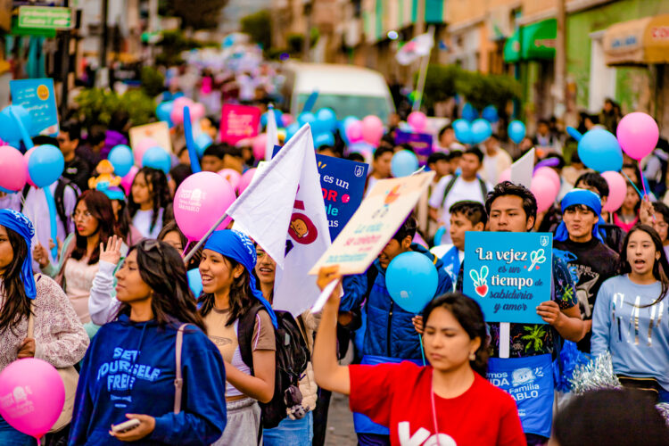 Niños, jóvenes y adultos participan en el tradicional Corso por la Vida y la Familia.