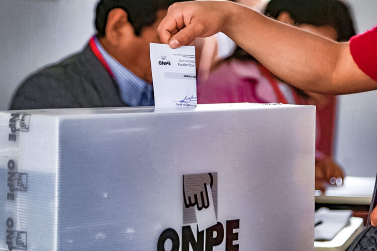 El 54.7 % del padrón electoral está compuesto por ciudadanos de 30 a 59 años. Foto: Andina