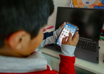 Los menores de edad no deberían tener un celular, según especialista. Ella sugiere su uso después de los 16 años.