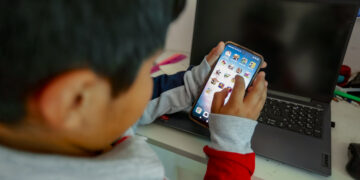 Los menores de edad no deberían tener un celular, según especialista. Ella sugiere su uso después de los 16 años.