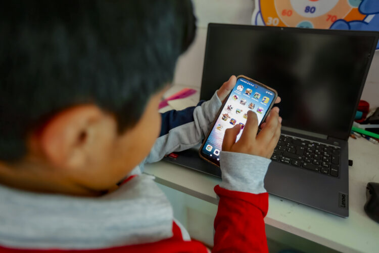 Los menores de edad no deberían tener un celular, según especialista. Ella sugiere su uso después de los 16 años.