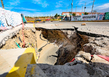 Hasta el momento, no hay una solución cercana para habilitar el paso, los vehículos deben buscar rutas alternas, provocando demoras en la zona.