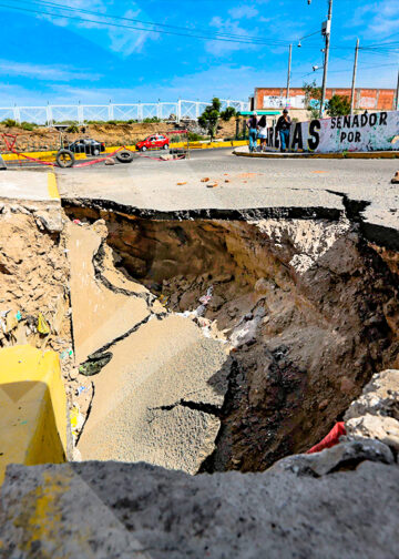 Hasta el momento, no hay una solución cercana para habilitar el paso, los vehículos deben buscar rutas alternas, provocando demoras en la zona.