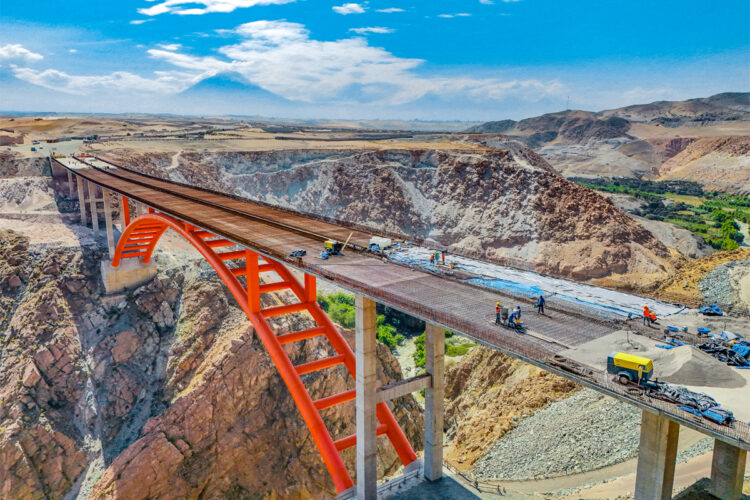 El puente Virgen de Chapi empezó a ejecutarse en 2017 y, 9 años después, aún no culmina.