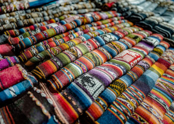 La textilería de Chinchero se puede apreciar en mantas, ponchos, bufandas o bolsos hechos con técnicas sostenibles, combinando memoria y tradición.