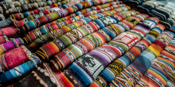 La textilería de Chinchero se puede apreciar en mantas, ponchos, bufandas o bolsos hechos con técnicas sostenibles, combinando memoria y tradición.