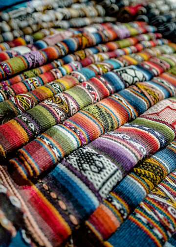 La textilería de Chinchero se puede apreciar en mantas, ponchos, bufandas o bolsos hechos con técnicas sostenibles, combinando memoria y tradición.