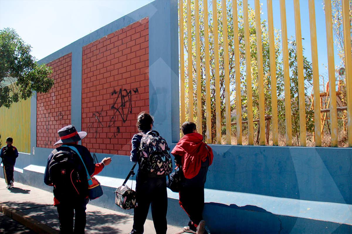 En Alto Selva Alegre, escolares observan el complejo deportivo Rolando Jáuregui Lazarte cerrado, a pesar de haber sido concebido como un espacio recreativo para los vecinos.