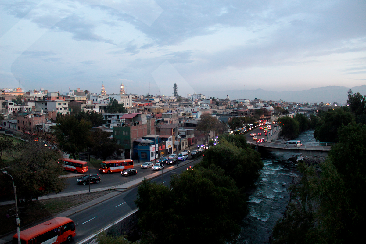 El tránsito parece fluir con normalidad; sin embargo, Arequipa registra un nivel de congestión de 69.5 %, el más alto del país según TomTom Traffic Index 2025. La ciudad se encuentra entre las más congestionadas de Sudamérica.