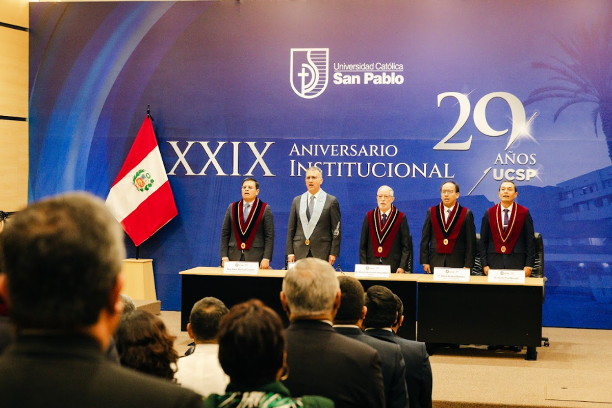 Autoridades regionales, locales y académicas participaron de la sesión solemne por el 29 aniversario de la Universidad Católica San Pablo