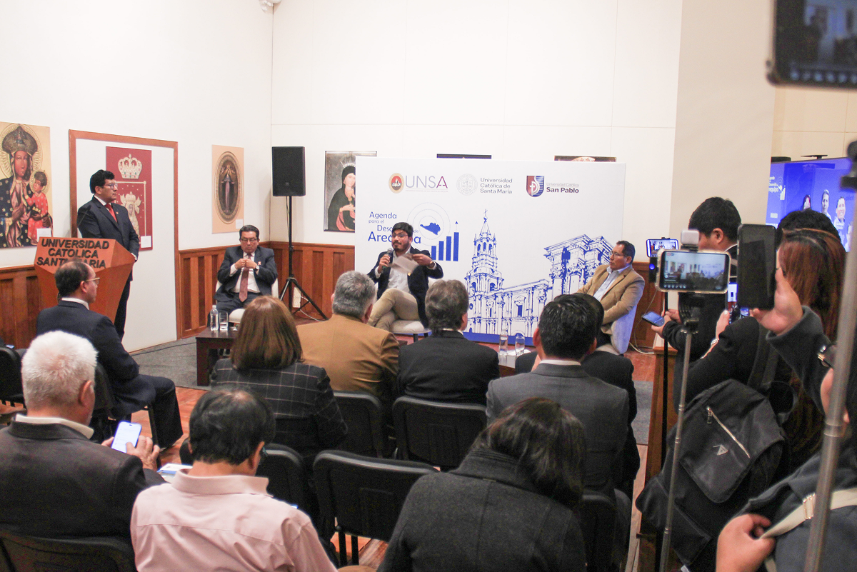 Tres de los seis diputados electos por Arequipa participaron en el foro organizado por la Agenda para el Desarrollo de Arequipa.