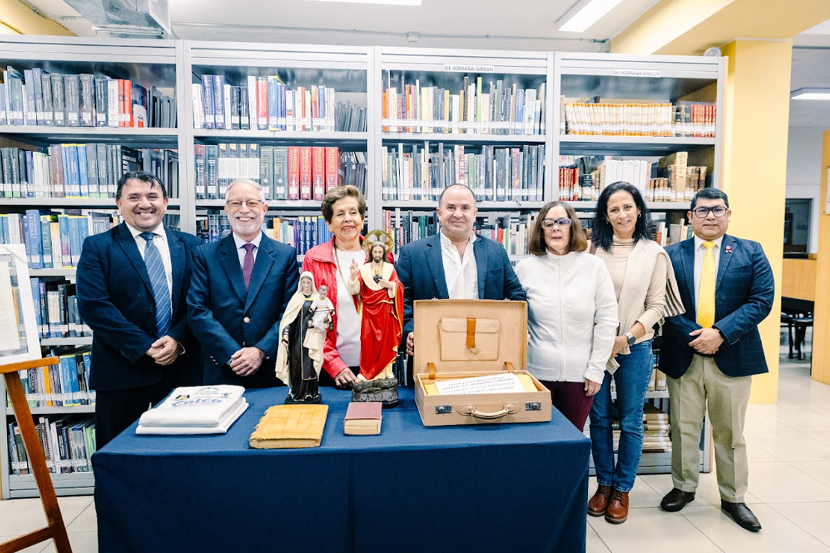 La colección incluye obras de geografía, historia, literatura y exploración, así como registros vinculados a espacios naturales de Arequipa.