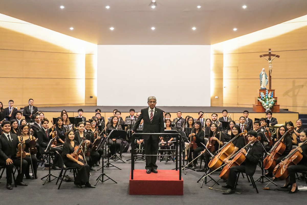La Orquesta Filarmónica Juvenil UCSP, es dirigida por Augusto Vera Béjar, hijo del homenajeado.