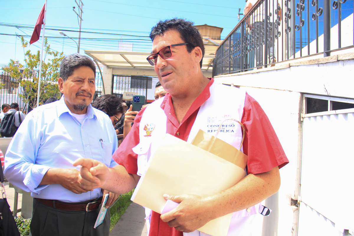Edwin Martínez reconoció que involucró a sus parientes porque no contaba con más candidatos.