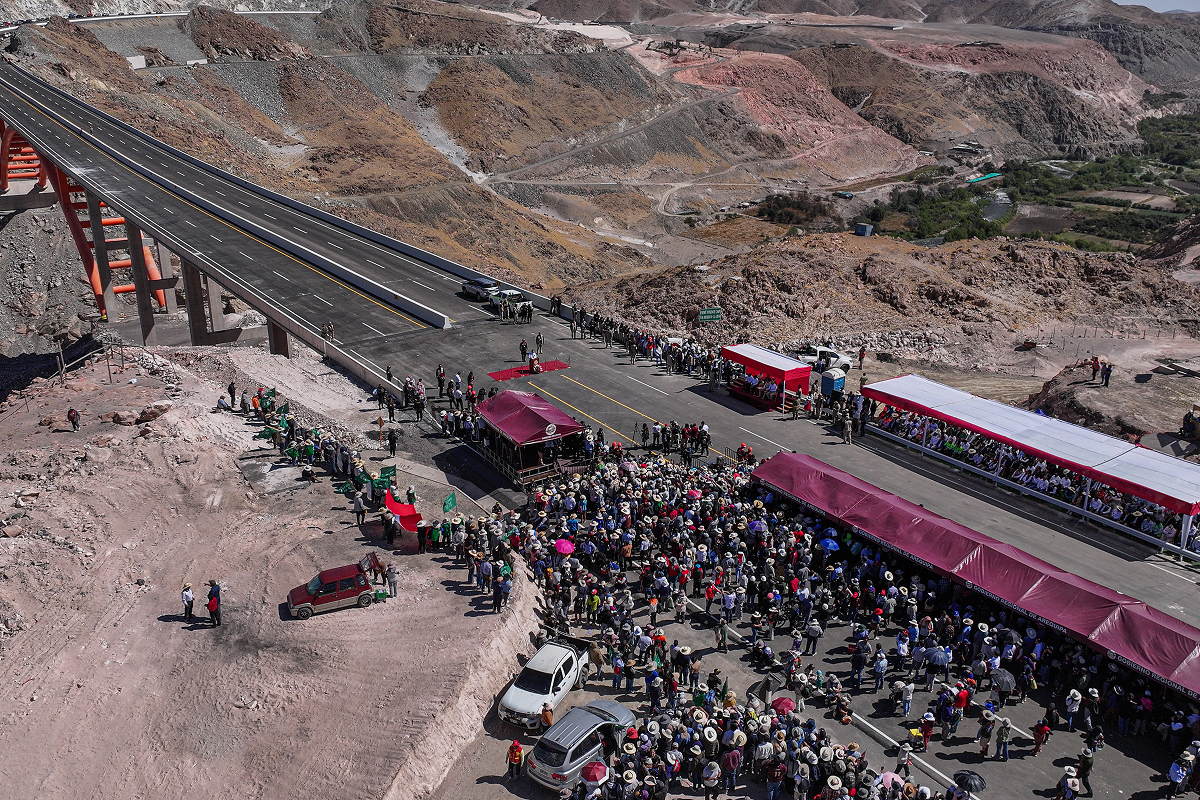Después de nueve años, el puente Arequipa-La Joya fue habilitado para el tránsito vehicular.