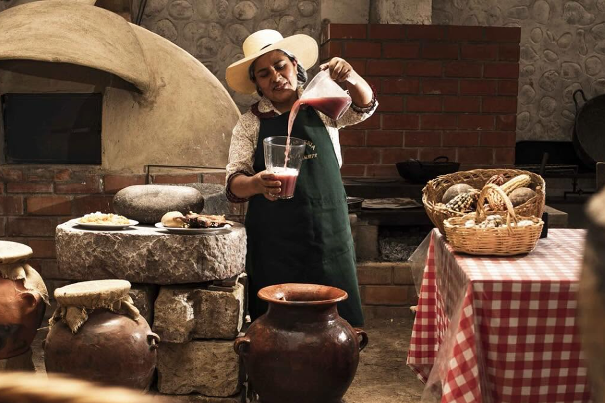 La chicha de huiñapo se prepara tradicionalmente con maíz oscuro o negro cultivado en la campiña arequipeña y continúa siendo una bebida característica de las picanterías. Foto: Sociedad Picantera de Arequipa