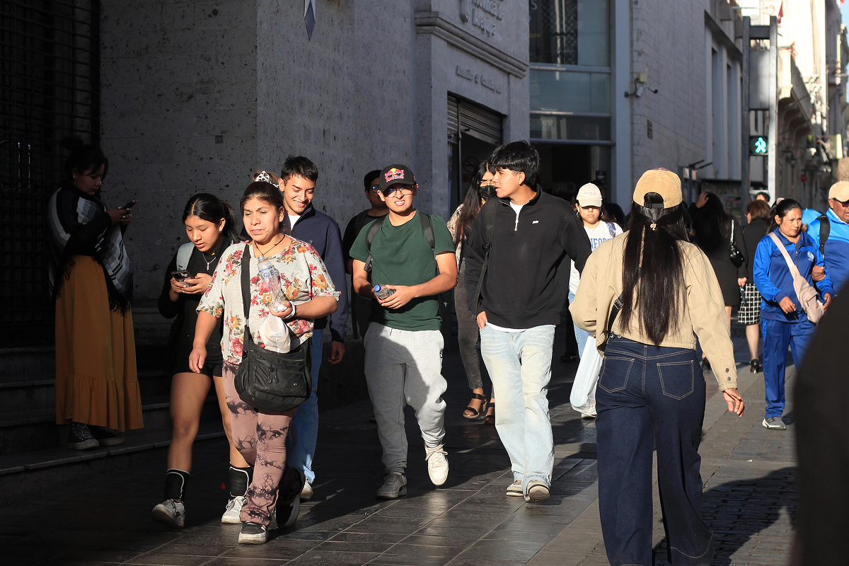 Arequipa es el principal polo de desarrollo del sur, por ello atrae a población migrante de Puno, Cusco y otras regiones.