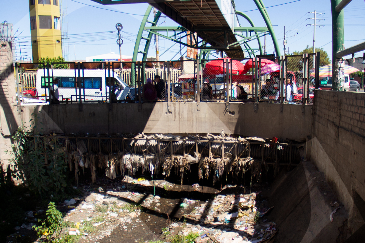 La torrentera Los Incas atraviesa uno de los sectores más transitados de José Luis Bustamante y Rivero. La Autoridad Nacional del Agua (ANA) la identificó como uno de los puntos críticos del distrito ante la ocurrencia de lluvias.
