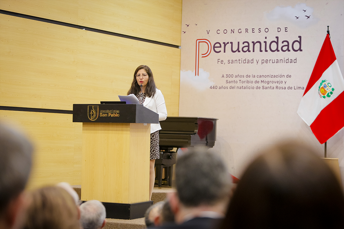 Pamela Cabala, directora del Centro de Estudios Peruanos de la San Pablo, inauguró el V Congreso de Peruanidad.