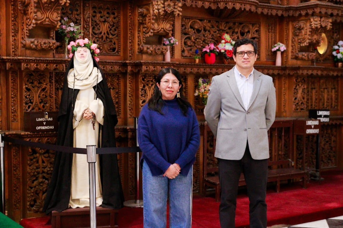 Amparo Chalco Chávez y Renzo Moreno, docentes del Departamento de Humanidades de la UCSP presentaron escultura de la santa peruana.