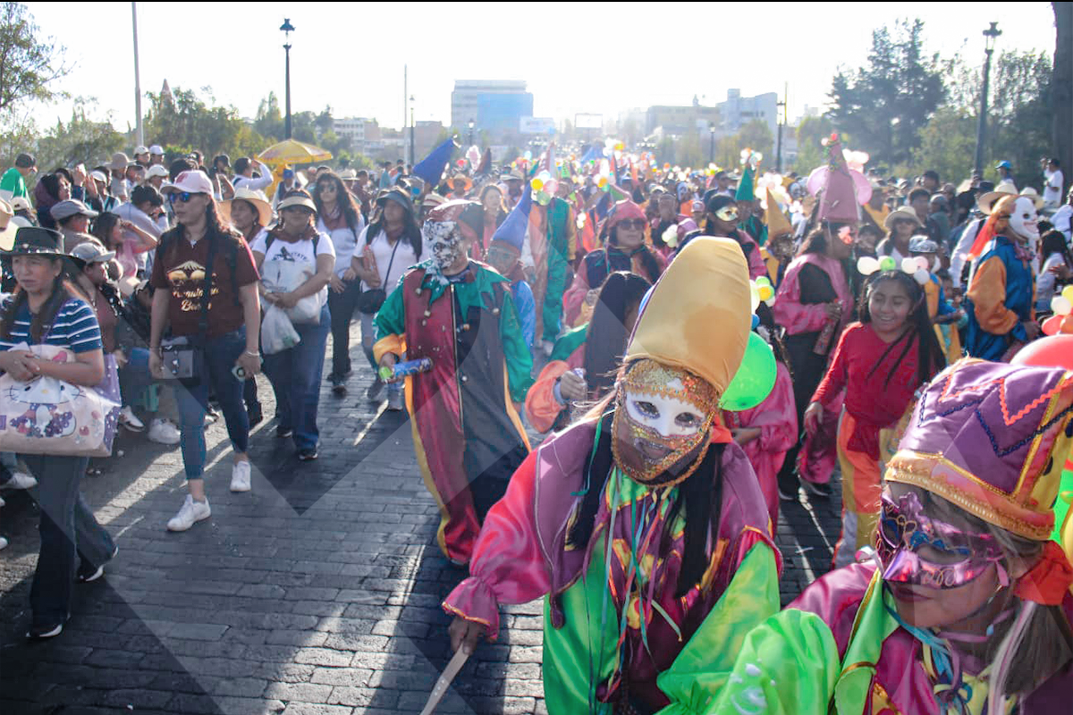 Danzantes, comparsas, mojigangos y bandas de música llevaron su entusiasmo desde los distritos de la Cuenca Sur Oriental y Cayma hasta la Plaza de Armas de Arequipa.