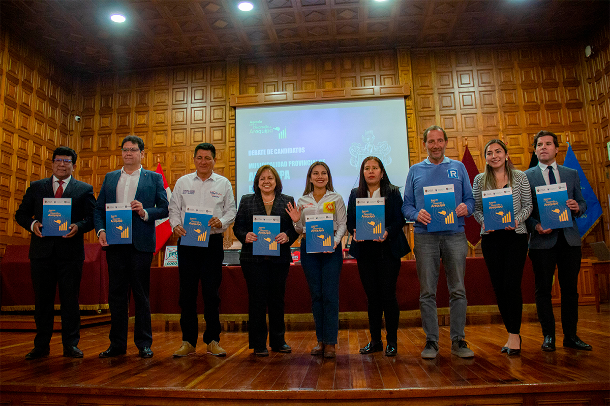Los representantes de la Agenda para el Desarrollo de Arequipa impulsaron la firma de un compromiso entre los candidatos asistentes.
