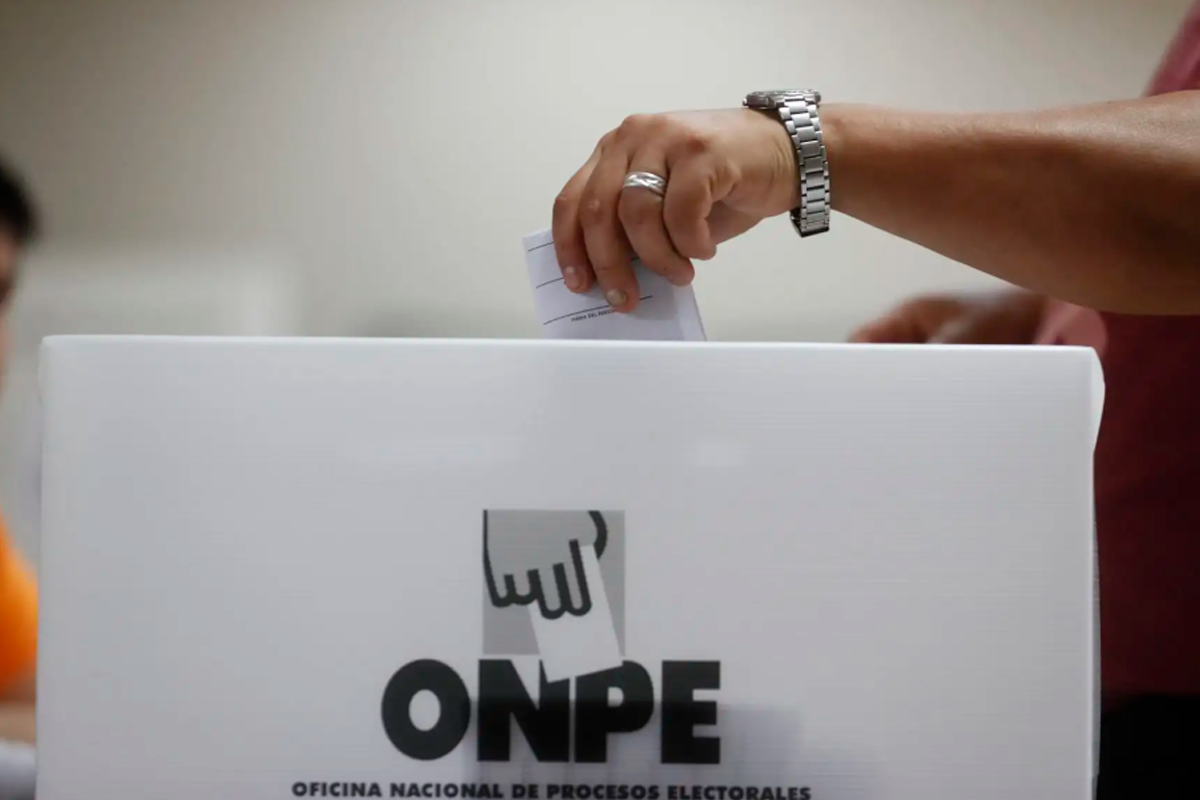 La ONPE permite consultar el local y mesa de votación con el DNI. Foto: Andina
