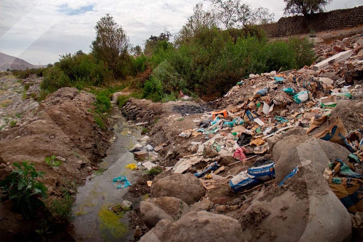 Camino a Socabaya, un río tributario de la cuenca está casi seco y luce “sembrado” de escombros y desmonte. Este tipo de imagen se repite en decenas de puntos de los 288 registrados en el inventario oficial de la ANA.