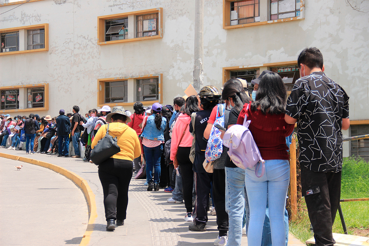 Sector salud: la colas para acceder a una cita son un dolor de cabeza que parece no tener solución.