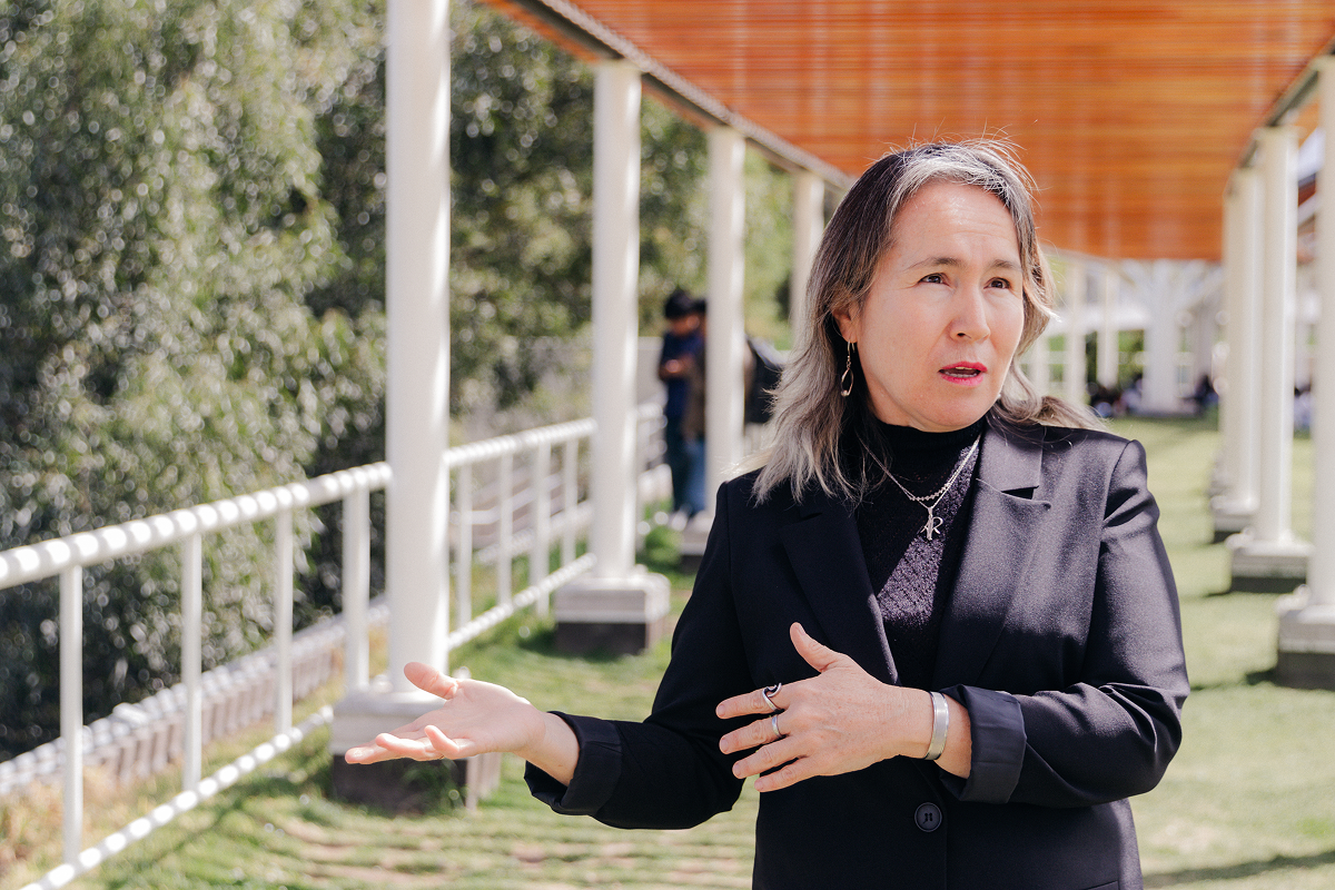 En opinión de Elva Franco, la familia cumple un papel fundamental en la construcción de modelos de convivencia que después se trasladan a la escuela y la sociedad.
