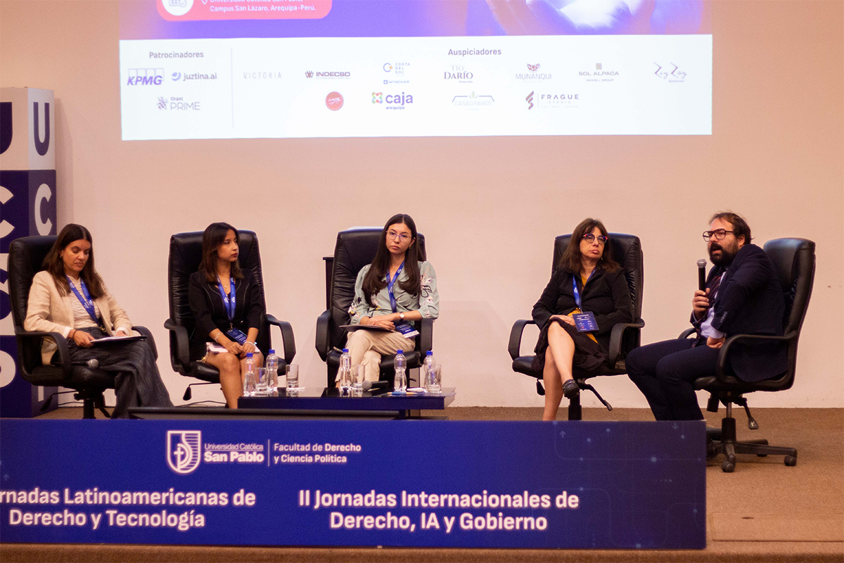 Panel expuso sobre la influencia de la tecnología en los ámbitos de las redes sociales, laboral, de la salud y financiero.