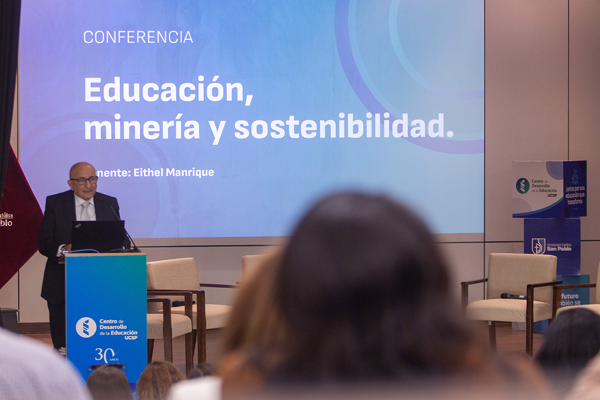 La ponencia magistral “Educación, Sostenibilidad y Minería” fue organizada por el 30.° aniversario del Centro de Desarrollo de la Educación (CDE) de la Universidad Católica San Pablo (UCSP).