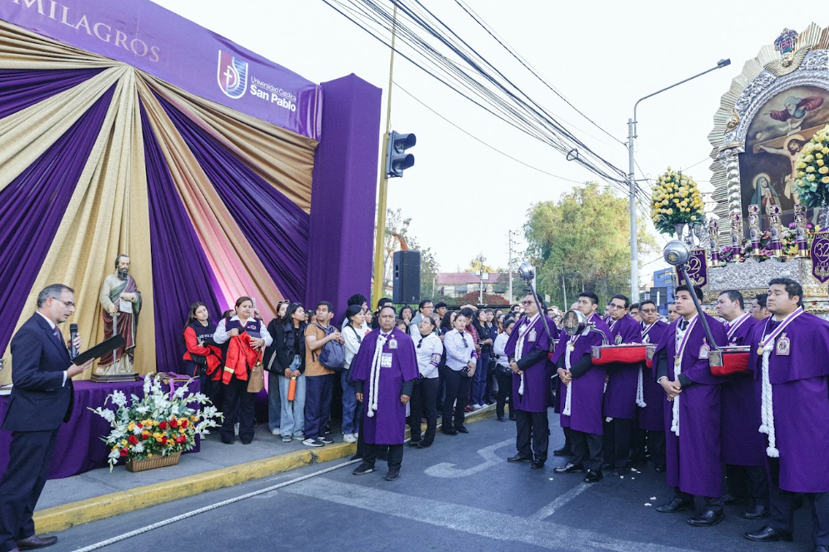 Daniel Ugarte, decano de la Facultad de Derecho y Ciencia Política, recibió con reverencia la imagen del Cristo Moreno y le dirigió unas palabras de bienvenida y agradecimiento.