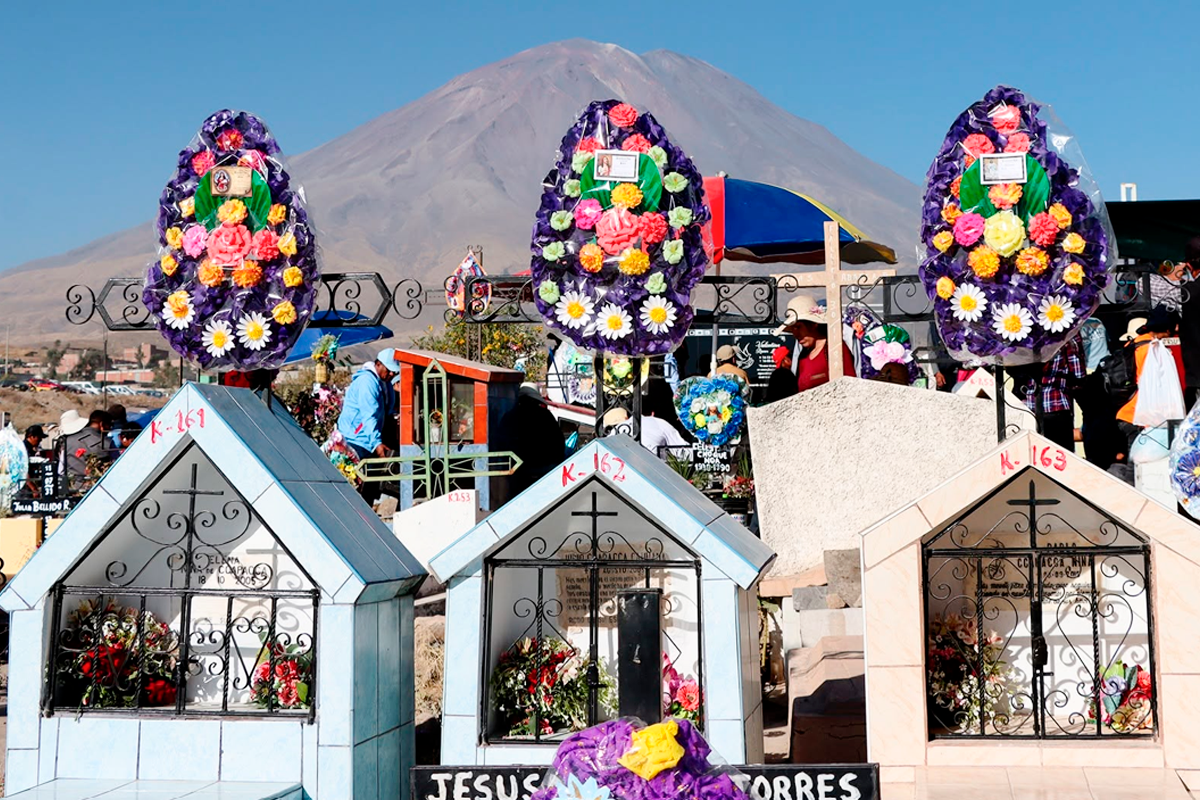 Cada 1 de noviembre, las coronas de flores adornan las tumbas y los nichos de los cementerios de Arequipa. Foto: difusión.