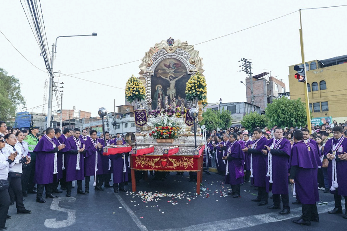 Durante el homenaje, la comunidad universitaria San Pablo se encomendó al Señor de los Milagros.